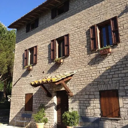 In Rotecastello Mit Grill, Terrasse Und Garten بيت للعطل *
