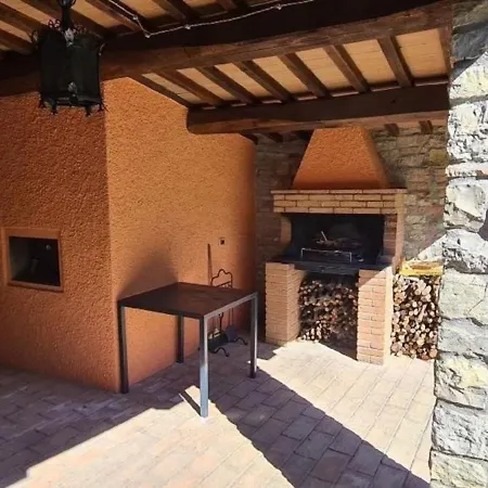 In Rotecastello Mit Grill, Terrasse Und Garten